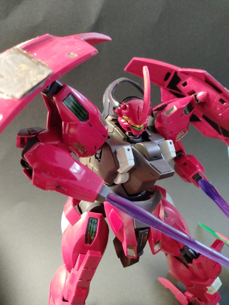 頭部アンテナは、パイロットのグエルを意識して、分かりにくいですがピンク色に。好みでクリアパーツの目を入れてみました。
