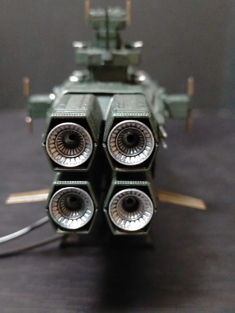 かなり雑ですが、ドリルにて開口し、中にテープ型LEDを仕込みました。