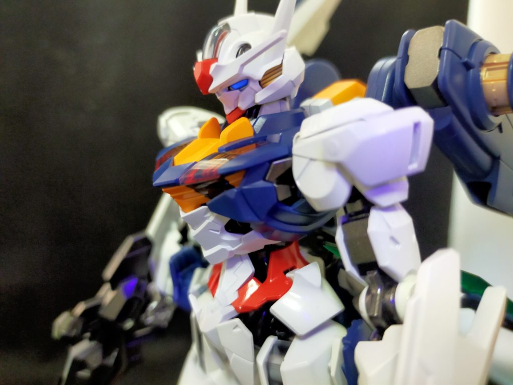 ツインアイは蛍光クリアをつけているのでUVライトで光ります。定番ですが自分の手で塗装する醍醐味ですね。元から胸部はかっこいいですがメタリックにする事でかっこよさが999倍になります。