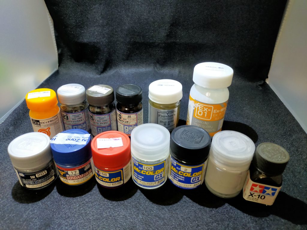 各カラーについてです。長文です。 グレー部はウイノーブラック下地で内部フレームはスターブライトアイアン+スターブライトジュラルミンの混合色、外装っぽい所はスーパーシャインシルバーIIです。特に外装の色はかなりお気に入りです。他の色はバイオレットグレーを下地にしています。白  下地→スパシャイII→スパクリアIII+ホワイト+ティターンズブルー青  下地→ティターンズブルー赤  下地→自作の赤(内容忘れましたがイタリアンレッドが近い色です)黄  下地→ガイアビビットオレンジ+少量の赤(これまた内容忘れ)黄色のスラスター部はガンメタで塗り分けています。市販カラーより自作カラーだ!と思ってる人ですが再現性皆無なのが痛すぎますね…汗以上完成して気持ちよくなったテンションで書いた駄文ですが読んでくれた方、ありがとうございます。制作の参考になればと思います。