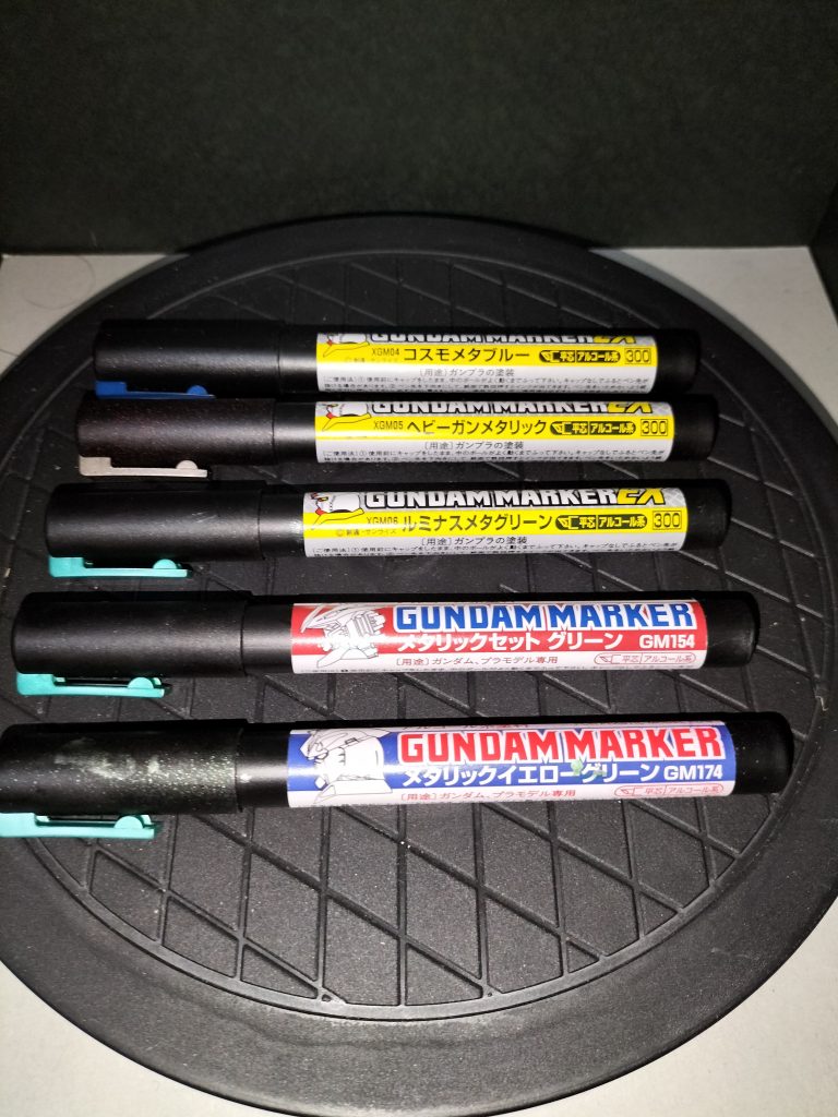 使ったマーカー白色ランナーガンダムメタグリーンライトグレー、紺色ランナールミナスメタグリーンクリアレッドランナーメタリックイエローグリーングレーランナーヘビーガンメタリックイエロー、ブルーランナーコスモメタブルー→ルミナスメタグリーンレッドランナーコスモメタブルー→メタリックイエローグリーンを使用しています。クリアランナーはマッキーの緑を使用しています。一応完成ですが、ホログラムグリーンが発売されたら上から塗ってまた投稿しようと思います。（スプーンで試して出来そうだったらですが…）最後まで読んでくださりありがとうございますm(_ _;)m
