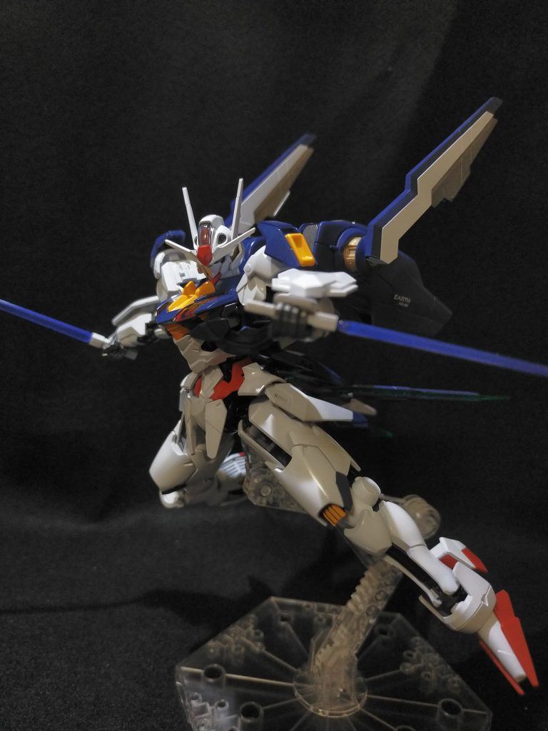 ポージングも載せておきます。実物はもっとかっこいい!!はず。色は上4枚よりこっちに近いです。撮影は難しいですね。シンプルなビームサーベルでいい、いやこれがいいんだ!主人公機にはビームサーベルを持たせておけ!撮影してて、ビームサーベルも塗装してあげた方が良かったと思いました。さっきの熱はどこへ…。