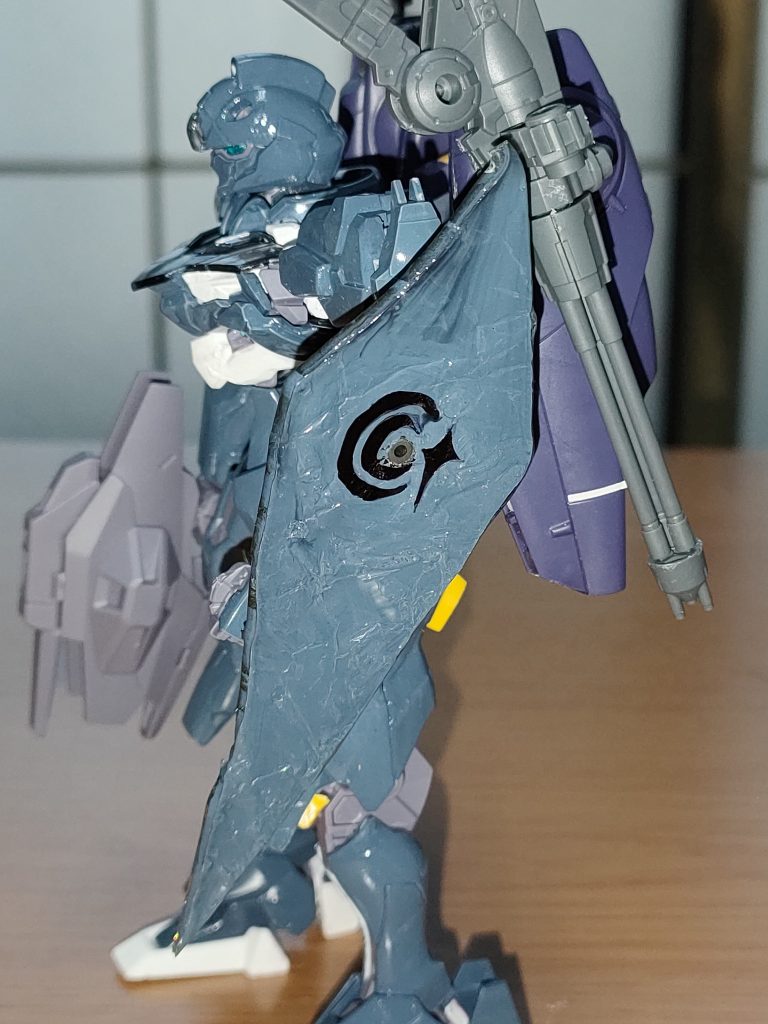 オックスアース社のロゴ入りシールド。スコア3をロックしてガンビット兵装をオミットし、打突武器に使える角ばったシールドを採用。事変が起こらなかった為に堂々と社のマークを晒してる。