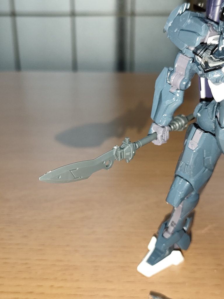 高周波ブレード等近接切断武器の充実。GUNDフォーマットの強みは人体感覚での操作精度の容易さな為、スコア3をロックし、格闘戦に重点を於いた設計にしている。レシーバーガンにサーベルは引き継がれてるが、ナイフ等ブレードを主体とした取り回しの良い武装を追加している。