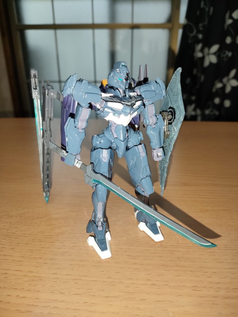 鞘に収まった通常ブレード。一番扱い易く、パイロットに高評価。超振動を流した結果なのか、青く発光する。