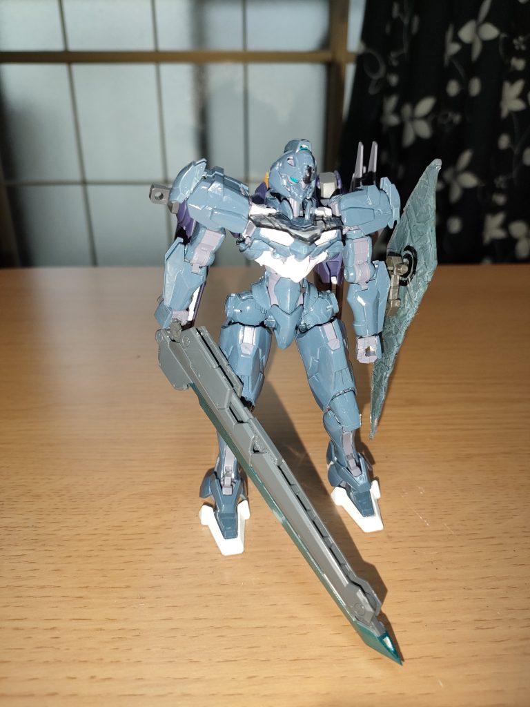 鞘だったギミックソード。大質量を活かした切断力を奮う。