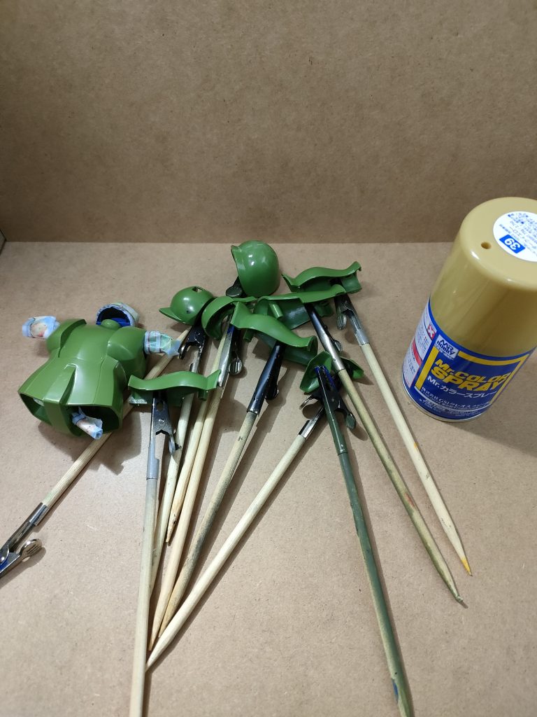 塗装する前と使用した缶スプレーです