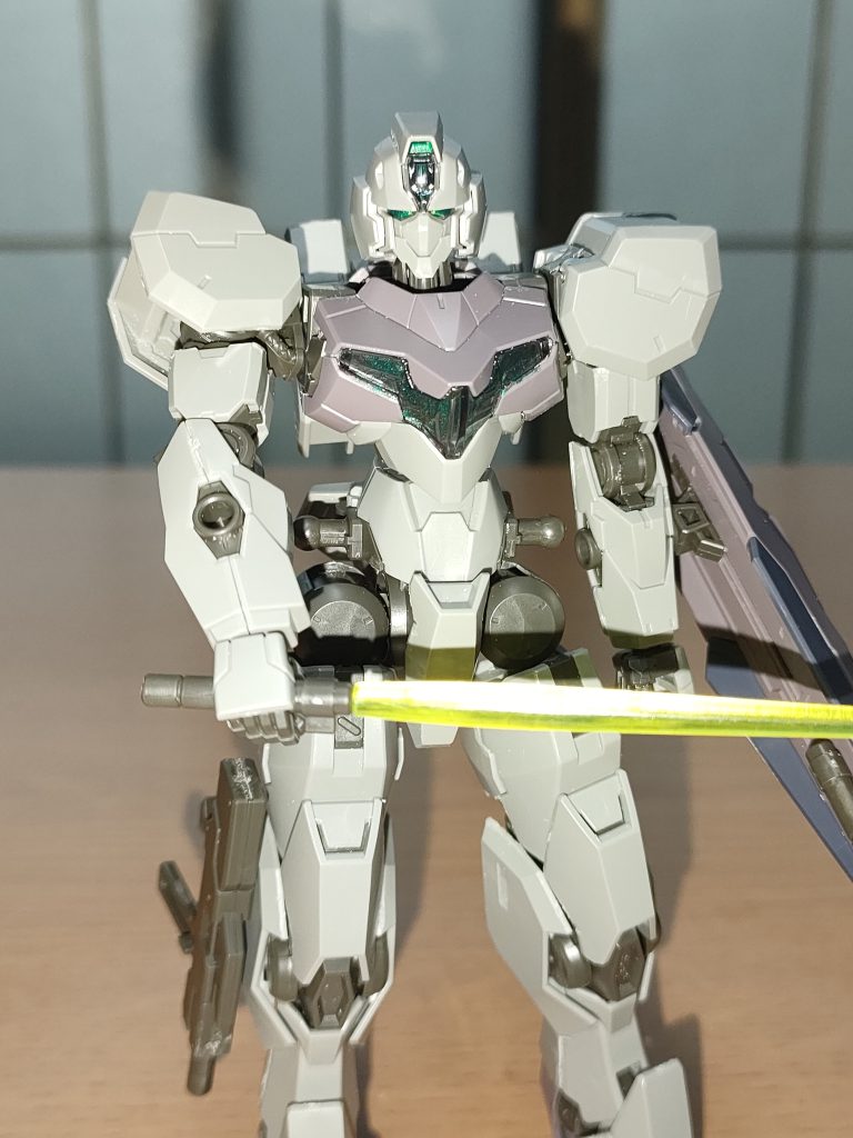 サーベル抜刀。黄色い刀身でやってみた。