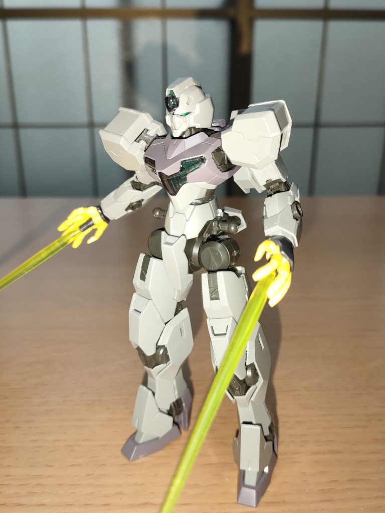 ヴェイガンの両手も付けてビーム二刀流も再現。