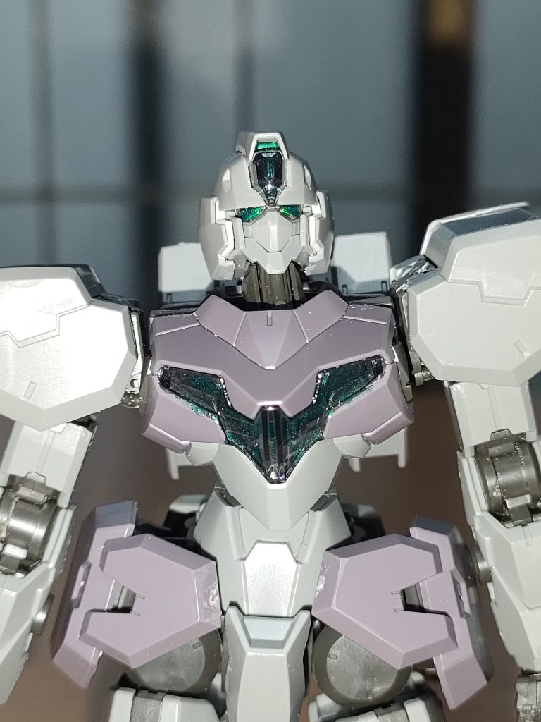 ツインアイとシェルユニットやセンサーはメタリックグリーンで塗装。反射や色合いが良くないのか、映えはよくありません。