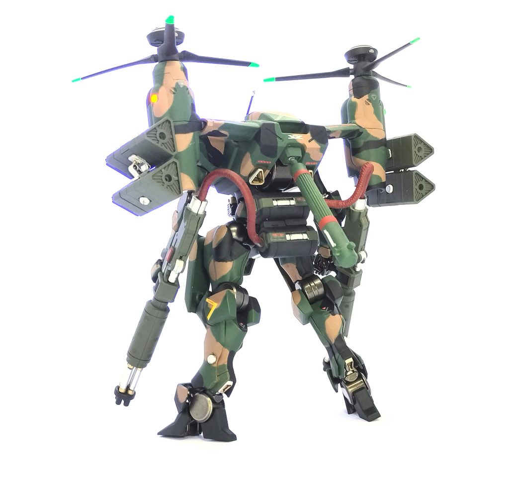 背部にはプロペラントタンクとエネルギータンクを懸架、ビームガトリングにコードで繋いでいます。