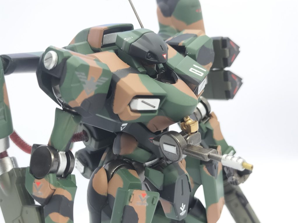 胸部の機銃は戦闘ヘリのアパッチ・ロングボウから着想を得ました。本体はグレイズアインの機銃を用いて銃口を真鍮パイプで再現、なかなかそれっぽくなったと思います！