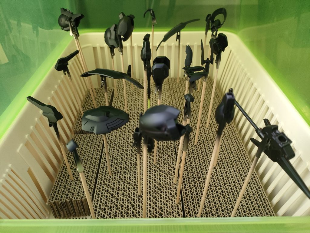 外装はガイアの黒サフで下地作り。サフで塗りつぶすのが一番楽しいかもしれない。