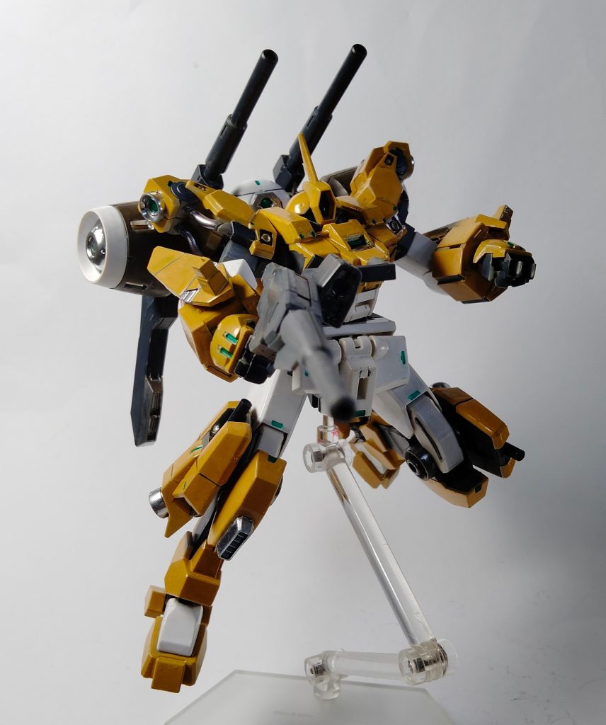 パケ絵風ポーズ長物ライフルにキャノン、ガンキャノンを彷彿とさせる装備ですね。