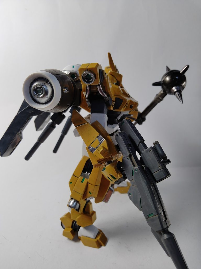 両腕部に小シールドを装備腰にも何か取り付けたかったですが、蛇足になると思って今回は見送り