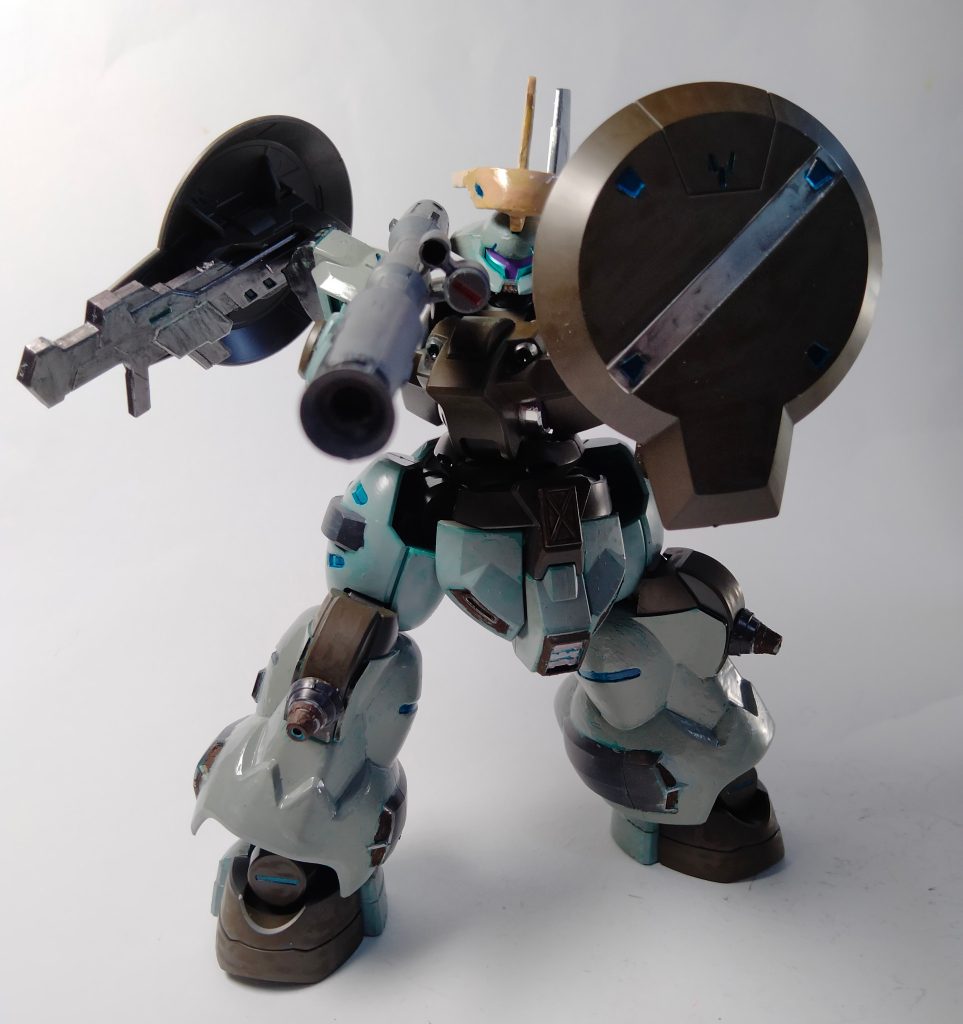 ディランザにはバズーカが似合うと思ってジャンクパーツから、カラミティガンダムのバズーカを拝借、先端など少し改造してます。