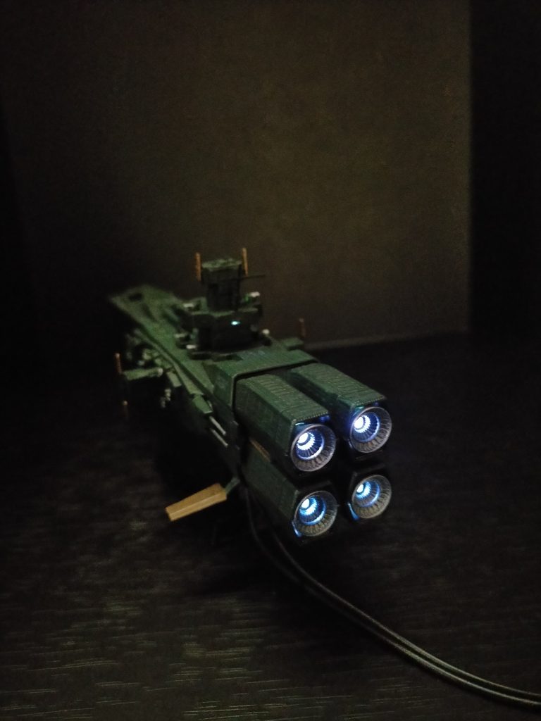 艦橋/メインエンジンそれぞれLED点灯時今回の回収のメインとした箇所です。前作サラミスは砲弾型LEDにて光源を取りましたが、今回はテープ型LEDを採用しました。テープ型LEDの最大の利点として、砲弾型よりも小さい為、艦橋部まで光源を引く事が出来ました。全部で5つを直列で繋いだ物を、前回作品の電源ボックス流用で点灯させてます。又、100均のLED類をバラして流用したりしてるので、気軽にトライできたのも良い点でした。