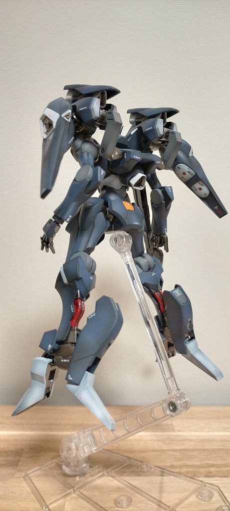 斜め後ろからだとアーマードコアっぽさが増すシルエットしてますね。