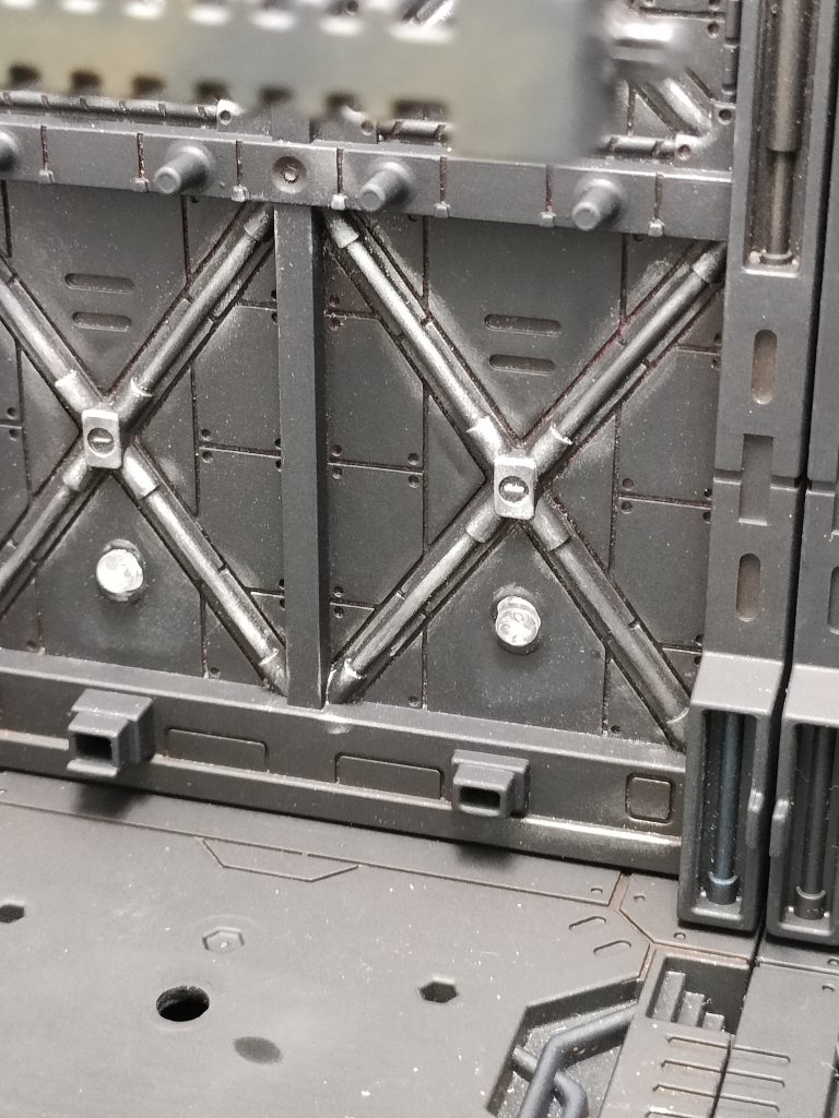 100均ディスプレイも少しこだわってみました🤗✨トップコート→リアルタッチマーカーレッドで墨入れ→ウェザリングマスターシルバーで金属表現→ウェザリングマスターの青焼け、赤焼けで熱やけ表現→ウェザリングマスターの赤さび使用し赤さび表現→トップコート→半田コテで穴開けてダイソーのLED埋め込みでフィニッシュです🤗✨結構時間掛かったけど満足!!でもウェザリングマスター、トップコートかけたら、目立たなくなった😅何回かやる必要あり?