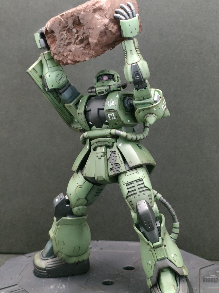 劇場には無かったが、でかい岩を作成!!発送スチロールちぎって茶色に塗装しました🤗✨