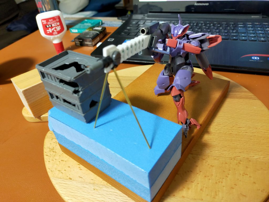 仮組みと構図をみてます。大型ライフルは半分プラバンからスクラッチで再現。デザインは完コピ出来ていません。雰囲気でやってしまいました。３Dモデリング、出力出来る時代ですが、、学びたいですね。 最後まで閲覧ありがとうございました。 