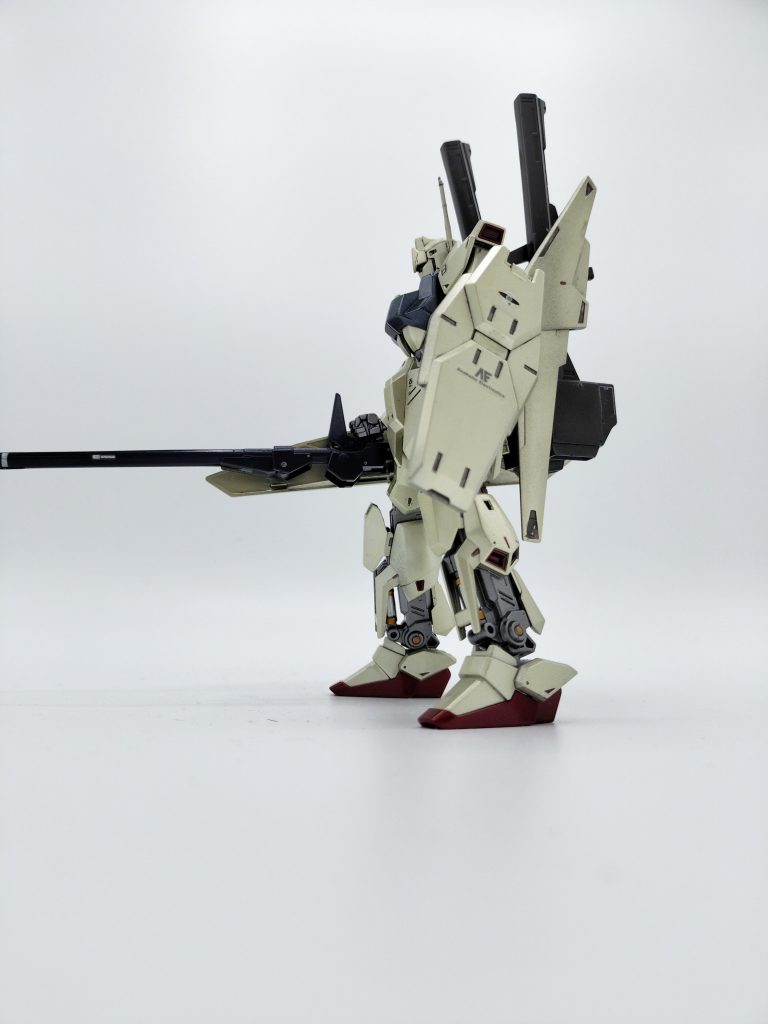 （シールドはグレイズシールドを磁石で固定）機体右側のメガランチャーのに対する、カウンターウエイトとして、左腕部に専用小型シールドを装備。予備のビームライフル用Eパックとビームサーベルを懸架し、ウエポンラッチとしても機能。シールドにはアナハイムエレクトロニクスとエウーゴのマークここまでがアナハイムエレクトロニクスによるプランとなる。同時期ネオジオンとの和解が成立したことにより、ハマーカーンが上記案に更なる機能を追加する事となる。