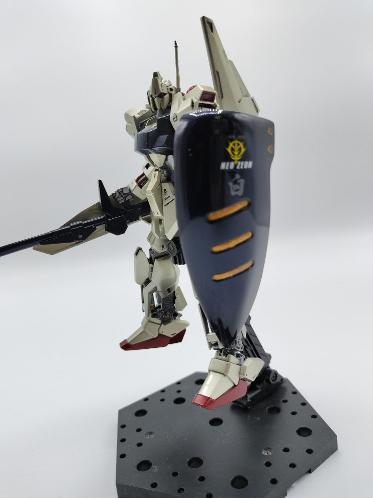 （バインダーシールドも磁石で固定しているので簡単着脱）ハマーンカーンより、AMX-004・キュベレイのバインダーを転用したシールドを供与された。このシールドには、ネオジオン製のサイコミュが内蔵されており、単純な物理防御以外にも、サイコミュによる、応答性・機動性の強化が図られている。これは搭乗者のクワトロバジーナ大尉だからこそ実現できる、エウーゴとネオジオンの和解を象徴する機体となった。