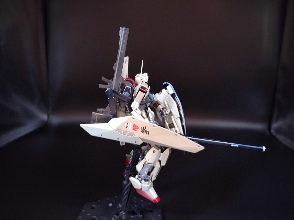 当機はティターンズとの戦闘が激化する中、より高い戦果を求めたエウーゴとアナハイムエレクトロニクスによる火力向上プランとなる。従前百式の火力強化としては、メガバズーカランチャーを開発していたが、実際の運用の中、大型過ぎる筐体と、連射性に劣る点が問題視され、よりコンパクトでかつ、百式の機動性を活かしたパッケージングが求められた。