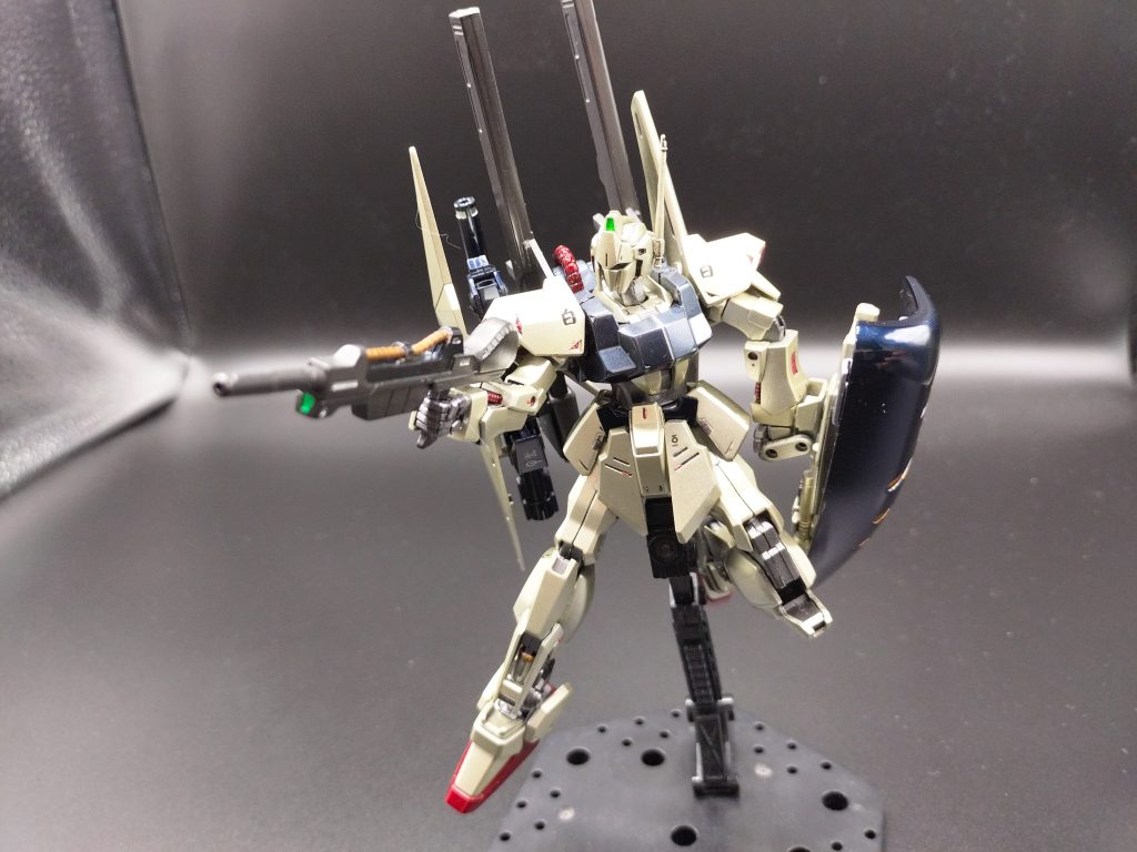 シード撃ちっぽい感じ。ゴールド塗装は、百式から変更なし。胴体部に、百式時のプリズムブルーブラックの上から、ガラスパールを軽く吹き付け、シルバーっぽい感じに変更。