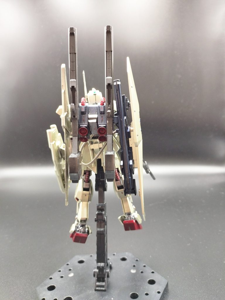 （メガランチャーはゼルトザームアームから、サブジェネレーター部はジャンクを適当に切った貼ったです）上記要求仕様により大幅に小型化した、メガランチャーを機体に設置することとなった。砲身本体は折り畳み式とし、バインダー兼シールドに懸架し、未運用の際には、通常のバインダーと同等の機能を持たせ、機動性の確保、背部バックパックにサブジェネレーターを増設し連射性を担保した。砲身とサブジェネレーターはコードにより直結。