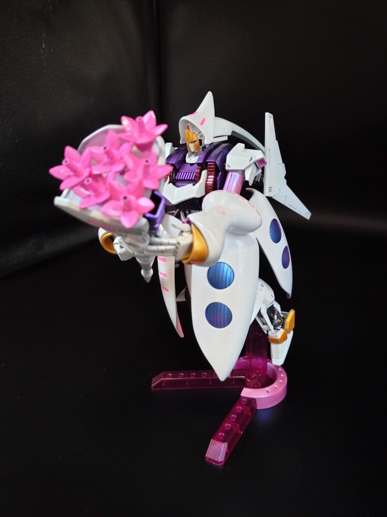 ここからは、懲りずにマイ設定&機体解説です。本機はアーガマに合流するに相応しい機体を希望したハマーンカーンの指示により、ネオジオン技術部とアナハイムエレクトロニクス(AE)が合同で開発した機体となる。ハマーンからの要望は、キュベレイのサイコミュ兵装と機動力を確保しつつ、バディを組むであろう百式との連携可能となるよう、百式をベースとした機体。かつ女性らしさも兼ね備えた外観も注文された。