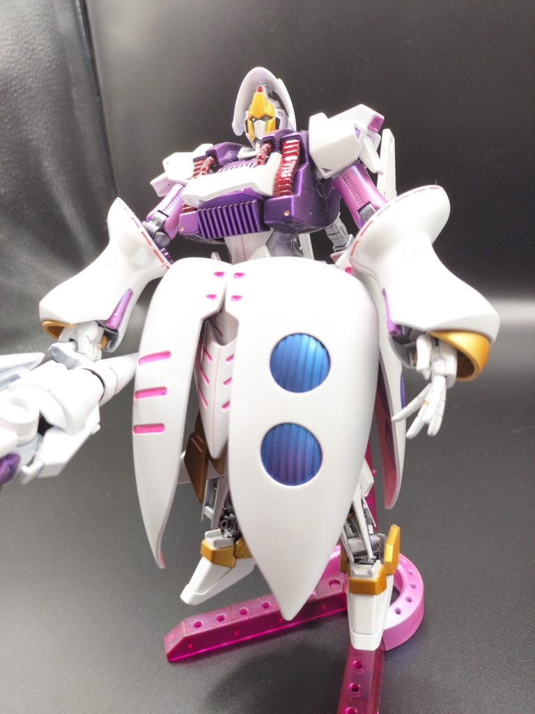 と言う事で、5日連続投稿3日目にして、今回の連続投稿の大本命です~加藤拓弐先生ありがとうございます。何も許可は頂いていませんが、この場で勝手にお礼ですみません。2年程前に元ネタをネットで見て爆笑して以来、何とか作りたいと思い、構想1年(キット探し※転売価格では絶対買わない)制作1年(しょっちゅうお休み)の大作となりました。ベースキットは、HGUC(Revive)のキュベレイ、百式、フォーンファルシアがメインとなり、それだけで纏まらず、途中で鉄血のジャンクパーツと、330円で偶然買った旧HGキュベレイ・ジャンクを追加して何とか完成しました(;^_^Aメイン塗装には、白地にパール塗料の「ダイヤモンドシルバー」を重ね掛け、左手の薬指には当然、金色のリングがキラリするよう頑張ってみました。