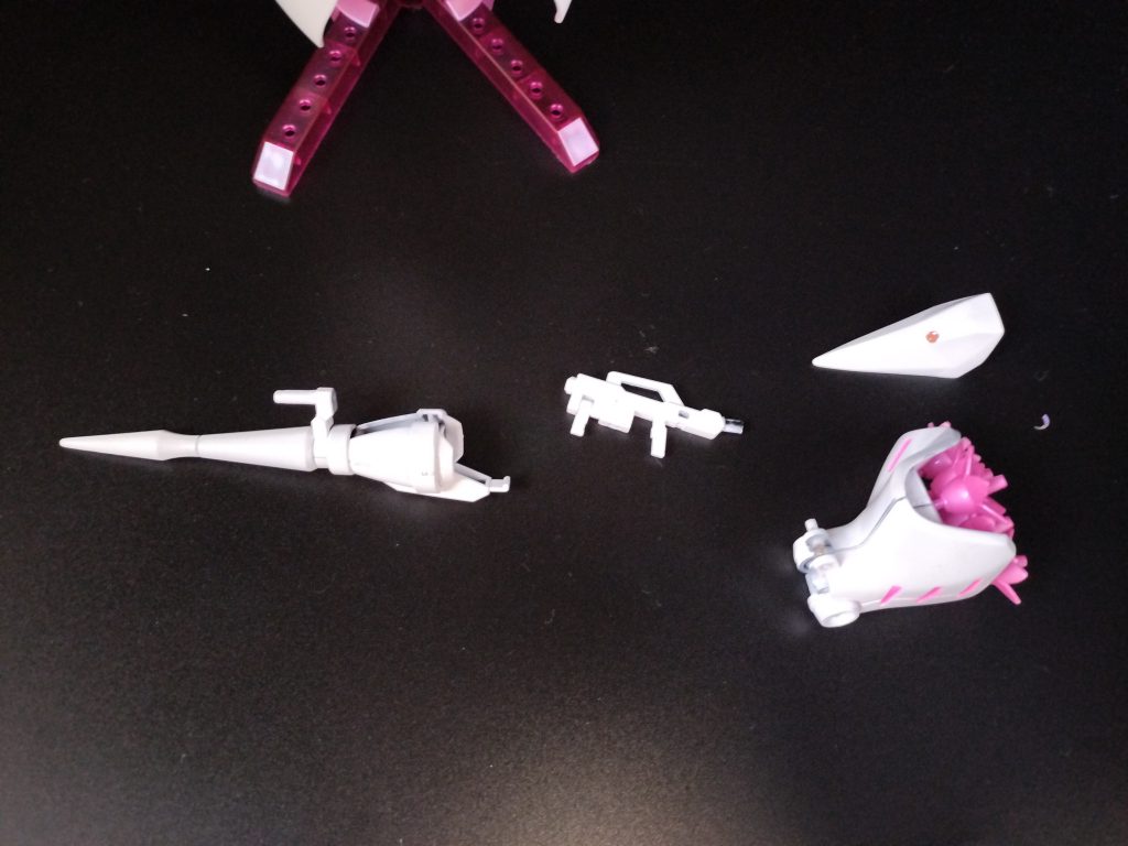 (ブーケ・ランス・ガンの解体状況:旧キットキュベレイの脚部にフォーンファルシアのファンネルと鉄血のオプション武装のランス(確かキマリス用)を組み合わせました。近接ではランスが分解され、小型マシンガンとして使用可能(^^♪)また追加武装として手持ち式のファンネルラックである、ブーケ・ランス・ガンを装備した。接続状態でもビームガンや、ビームランスとしても使用でき、かつランス内にもサイコミュを内蔵し、増設した分のファンネル制御と機体本体の機動性・応答性の向上を図った。この技術は同時期開発していた、「白式」のバインダーシールドにも活用された。