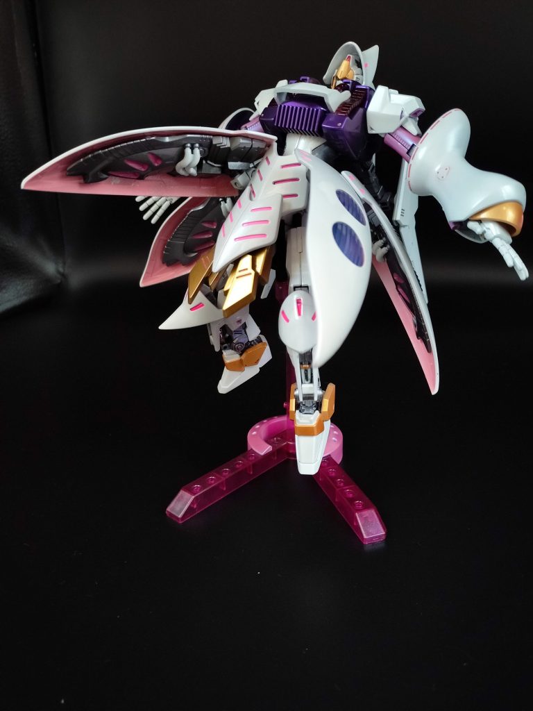 (高機動状態。脚部の付け根がチラリズム🎶肩部バインダーが良い感じにスカートアーマーになりました。フロントのスカートアーマーは新旧キュベレイのフロント2枚重ねに百式のリアアーマー・フロントアーマーを適当に貼り付け)PLAN-B:機体コンセプトは、百式の機動性やイデシステム等の優秀なアビオニクス類を踏襲しつつ、キュベレイのサイコミュシステムを最大限活かす設計思想となる。サイコミュシステムは物理的なサイズが大きく、百式のボディでは格納しきらなかった為、ボディ部は、キュベレイを使用し、脚部、肩部、頭部、背部バインダー等に百式の技術を積極的に採用し、技術的な融合を図った。