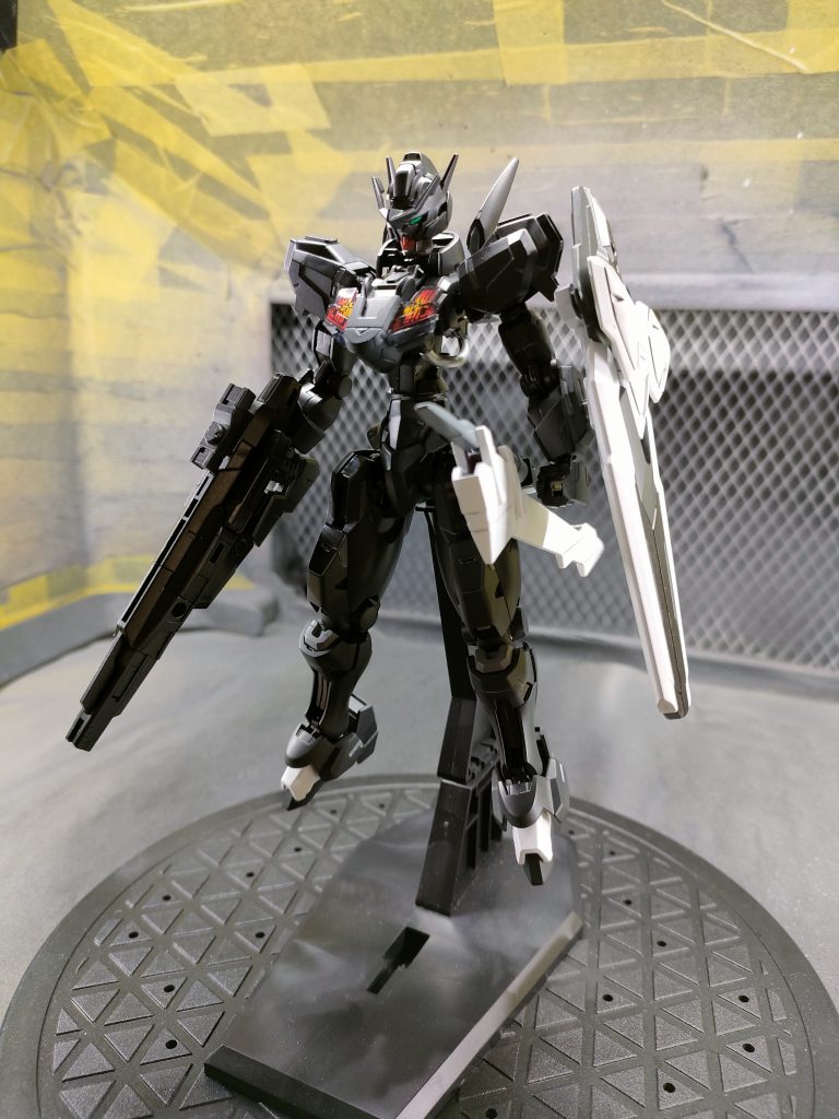 武装を装備させた状態です。エアリアルはビームが主体のイメージがあるので接近用の実体剣を制作してみました〜