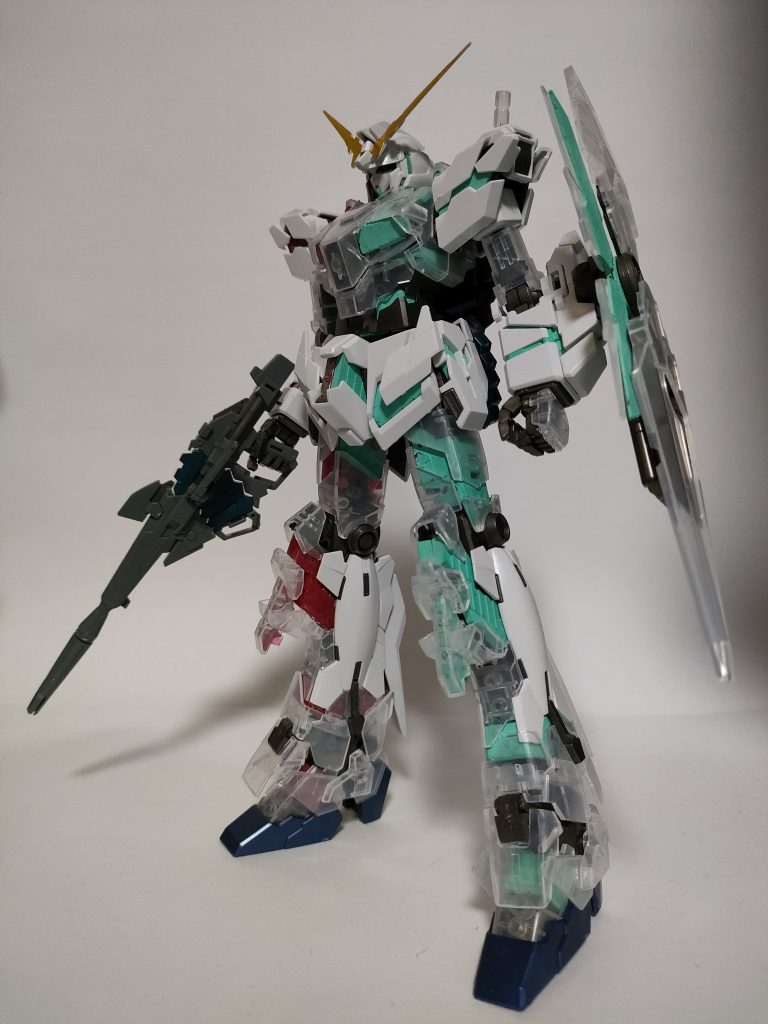 つづいてデストロイモードで。左半身のサイコフレームはアクリルガッシュを混色して使用しています。