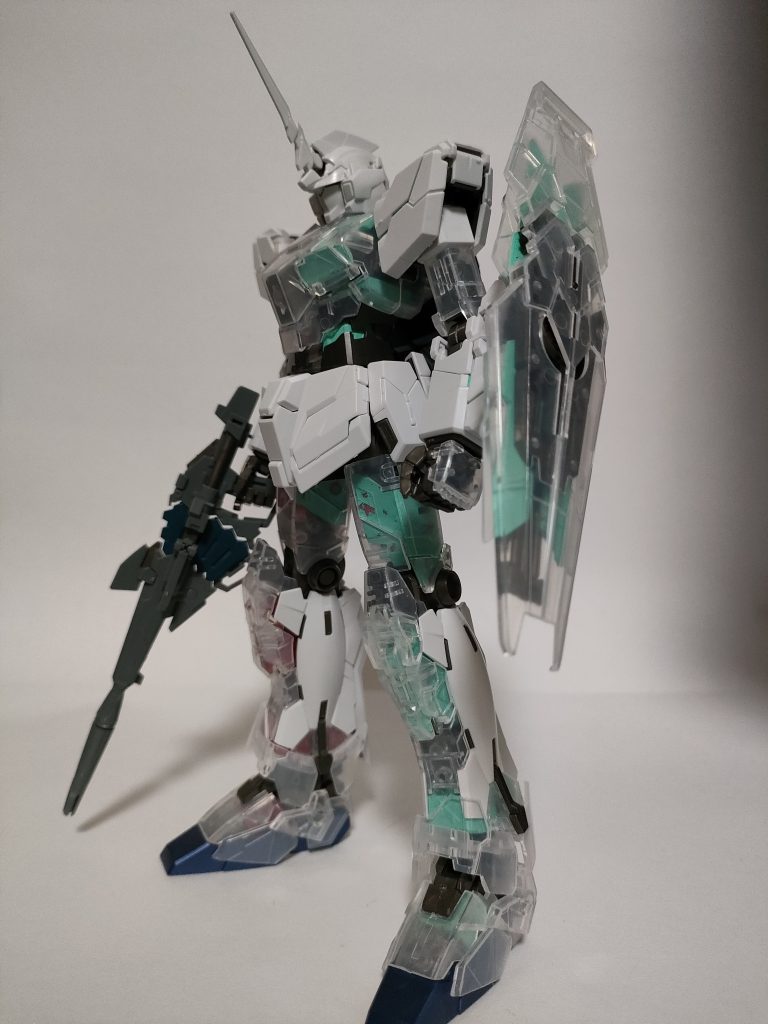 最後に言い訳というか…サイコフレームをアクリルガッシュで塗ったせいで変形させる度にガリガリ削れていきます。特に太ももがやばいです。あと太ももの中の方に左右間違えて塗ったパーツがあります、探してみてください…ユニコーンモードとサイコフレームどっちも楽しみたいので1枚目の擬似ハッチオープンで飾っておきます。