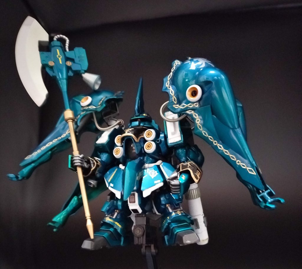 ミネバザビ総帥機堂々現る（MGドズルザビ的な感じで）当機は、ミネバザビの前線に立つ兵士を鼓舞したいという強い要望を受け、「総帥の玉体を何としても守護る」事をコンセプトとして建造された機体である。その為、装甲防御力、対ビーム防御力、本陣に迫られた際の迅速な撤退の3つの要素を重視し設計・建造された。