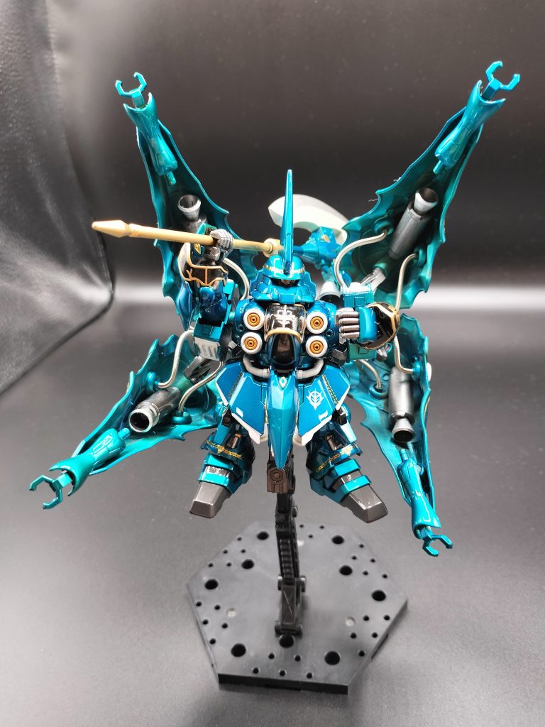 （バインダー内部：スラスター盛盛(^^♪。胴部にはクインマンサと同様のメガ粒子砲を備え、戦場での号砲や敵への牽制用とした。またアクシズ内に保管されていた、ドズル・ザビ中将旗下オルテガ機用ジャイアント・ヒート・ホークを装備した。バインダー内のファンネルはオミットし、大型のスラスター及び増槽を配置、背部大型のスラスターと共に大推力による迅速な機動を可能とした。また搭乗者が、まだ身体的に未熟な10代であることを考慮し、コクピットは試作の対衝撃ジェルを充填し、機体にかかるＧの緩和対策とした。