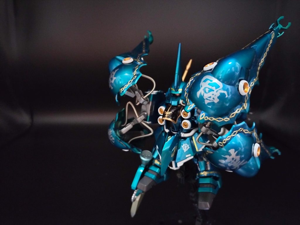 （吶喊形態。ちょっとMAっぽい。本来撤退に使うハズの機動力と防御力で敵陣に切り込みます(;'∀')Vertexの漢字シールが良い感じの厨二病～(^^♪このデカールは、百式の「百」のマーキングに厨二ゴコロを刺激されたミネバ様の熱い要望です。）機体塗装色と、エングレービングは、ドズル派重鎮からの強い要望で実現したが、その偉容と、ミネバザビの堂々とした立ち振る舞いは、派閥の垣根を越えて、ジオン残党の求心力を急激に高める結果となった。