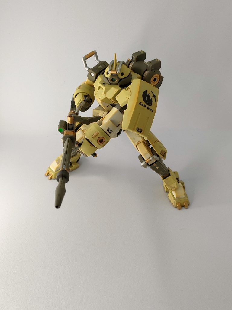 大型ビームライフルが腰部と連結している為ポージングがなかなか難しくワンパターンになっています💦