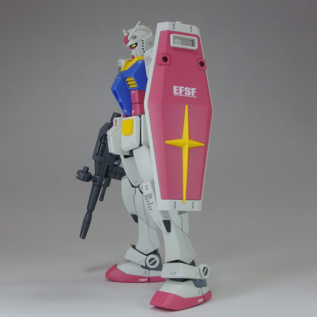 トリコロールも赤青の彩度をコントロールすれば落ち着いた感じに。