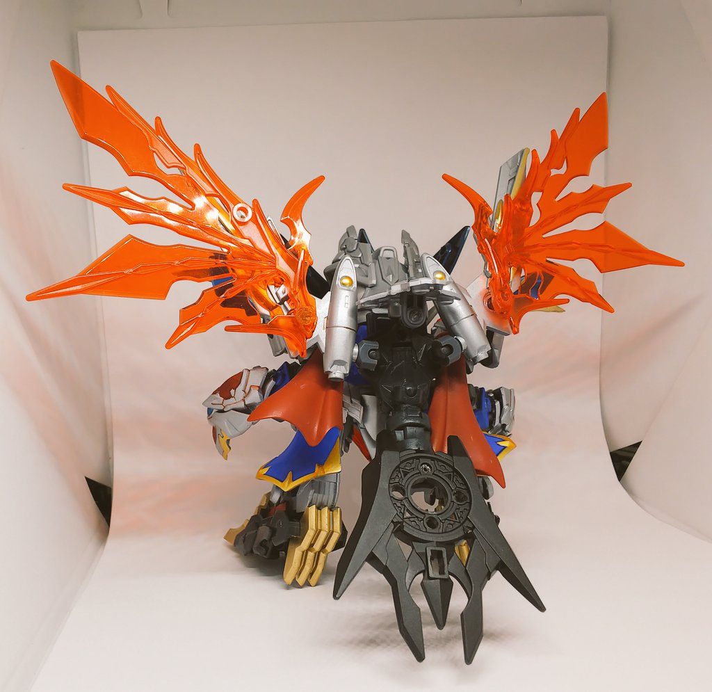 ガンド・ドラゴン背面ボディがかなり重いので尻尾で三点立ちさせてます剣以外のパーツは全て使用しています