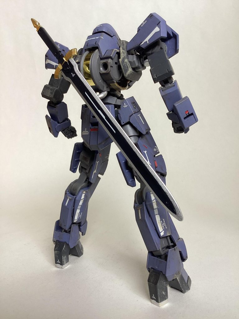 少し前に発売したカスタマイズマテリアルを使ってみたいなと思いグレイズのあちこちにレッドメタリックシールを散りばめてみました。細切りにしてレッドチップみたいに使えてればいいなーって! ただ元から切り出されてるシールをろくすっぽ使ってない辺り自分はまだこの商品を使いこなせてないなって。。。