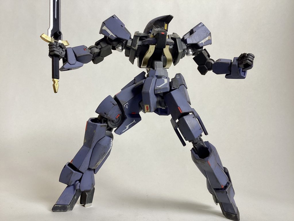 武器はそこまで考えてなかったのでグレイズリッターのナイトブレード一本で!部分塗装としてガンダムマーカーのシャインシルバーとホワイトゴールドの2本を使用しています。