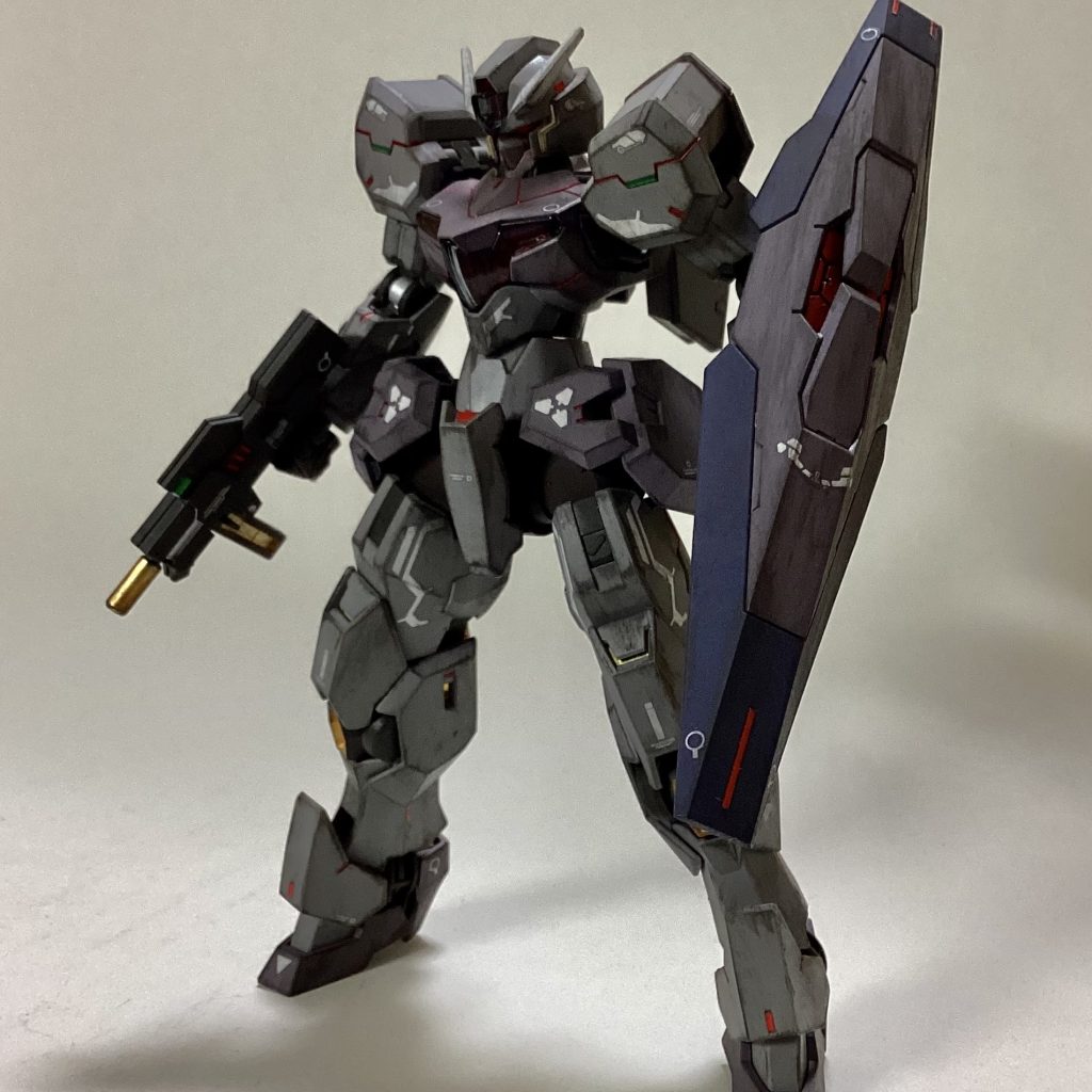 例によってガンダムマーカーのイエローゴールド、シャインシルバー、コスモメタレッドでぬりぬりした後にデカール、メタリックシールを貼り付けました。折角なのでスミ入れの一部もメタレッドで行いました。