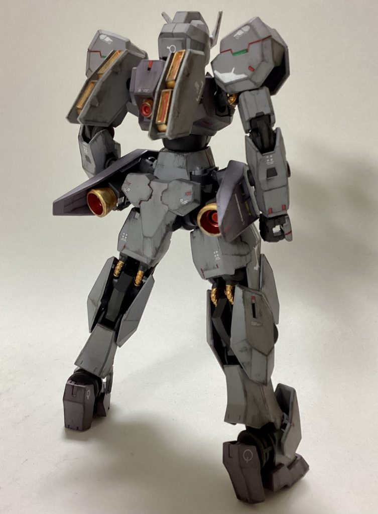 バックショット。バーニアやスラスターは全部マーカーでごりごり塗ったからムラが凄い。。。