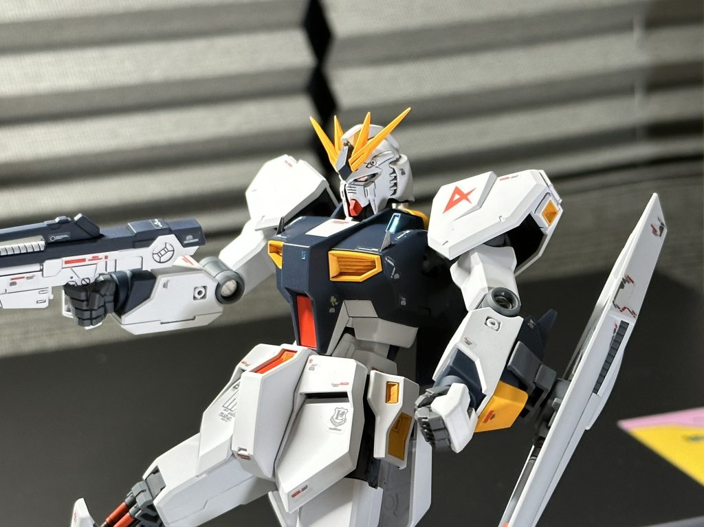 Chest part: added two vortex generators using triangular-shaped etched parts, giving it a slight taste of ver.Ka aesthetic