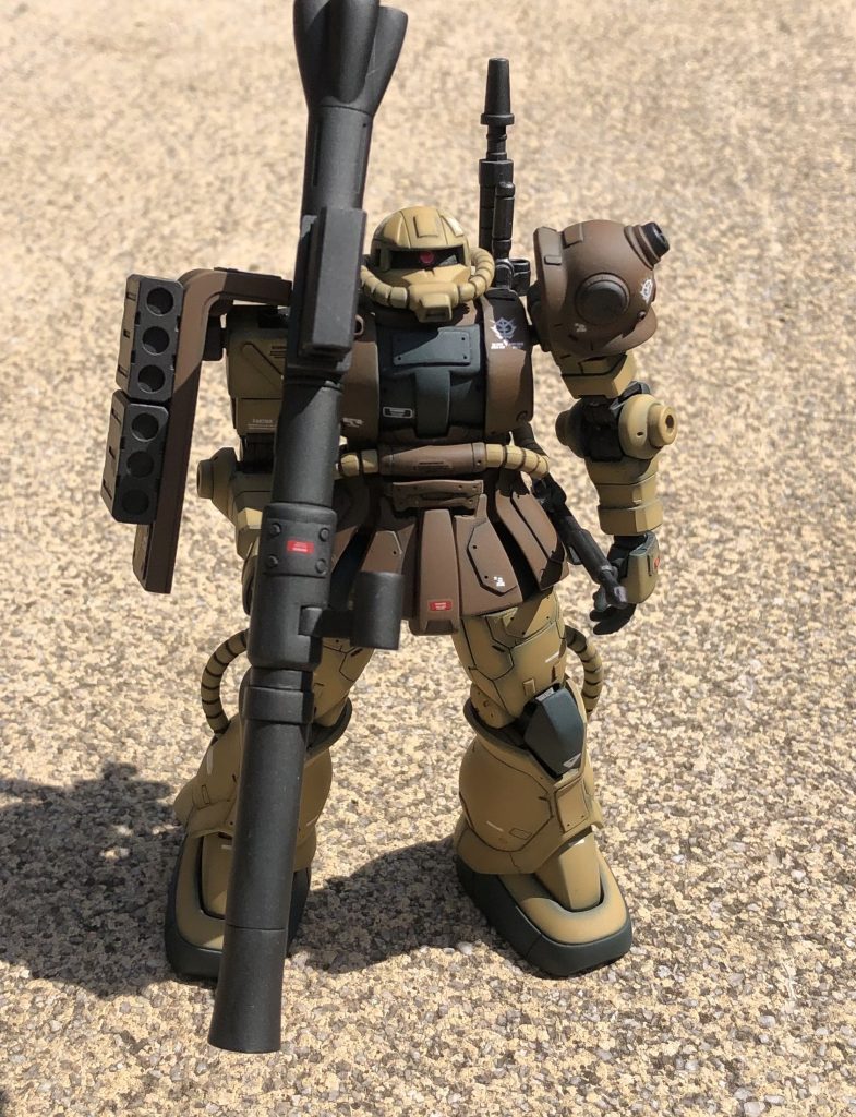 大きな改造はしていません。頭とか胸とかに鉄板(プラ板)貼ったりピンバイスでリベット穴空けたりだけです。塗装はネイビーブルーを下地にしたグラデーション塗装です。