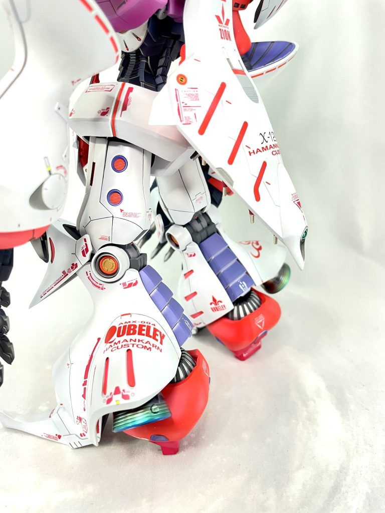 太ももの丸ダクト前後でカット位置変えて接着してフラットに前側にはνガンダムのファンネルをカット接着